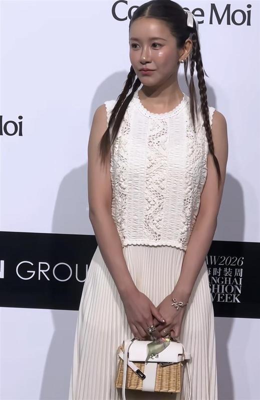  百倍社交压力：揭秘明星红毯造型如何从“好评”跌至“差评” 娱乐新闻