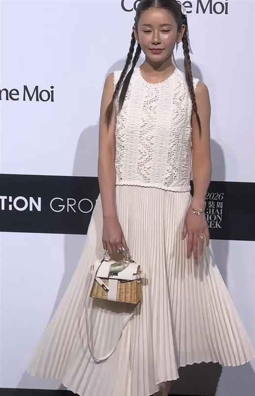  百倍社交压力：揭秘明星红毯造型如何从“好评”跌至“差评” 娱乐新闻