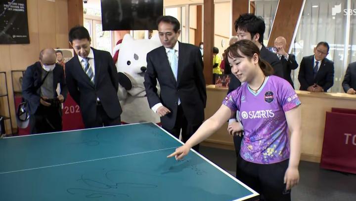  东京奥运混双决赛球台重现故里，水谷隼与伊藤美诚签名留念。 体育新闻 东京奥运混双决赛球台重现故里，水谷隼与伊藤美诚签名留念。 体育新闻