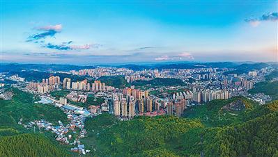 金钥匙开启山乡路，远近快慢辩证看；毕节一线新观察。