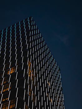  豫园股份2025年业绩承压；珠宝时尚板块毛利率逐步改善；文化商业地标活力凸显。 股票财经