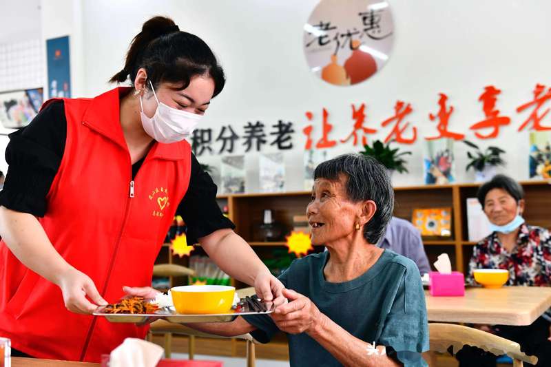  银发经济的技术底座：解码3.2亿老年人口的养老系统重构 企业服务