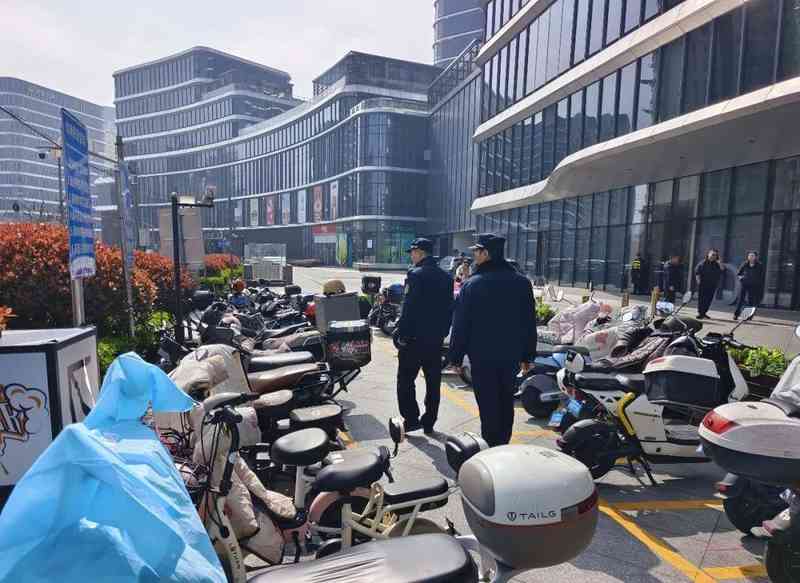  锂电池热失控：商场厕所充电事件背后的技术风险与治理方案 新闻