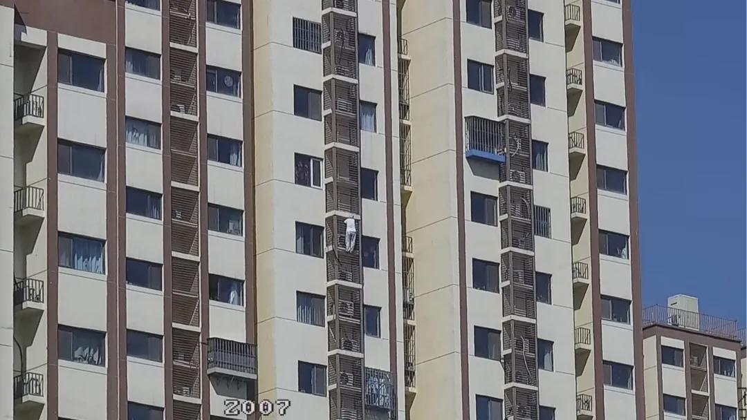  【技术复盘】89岁独居老人27层高空被困：消防高层救援战术全解析 新闻