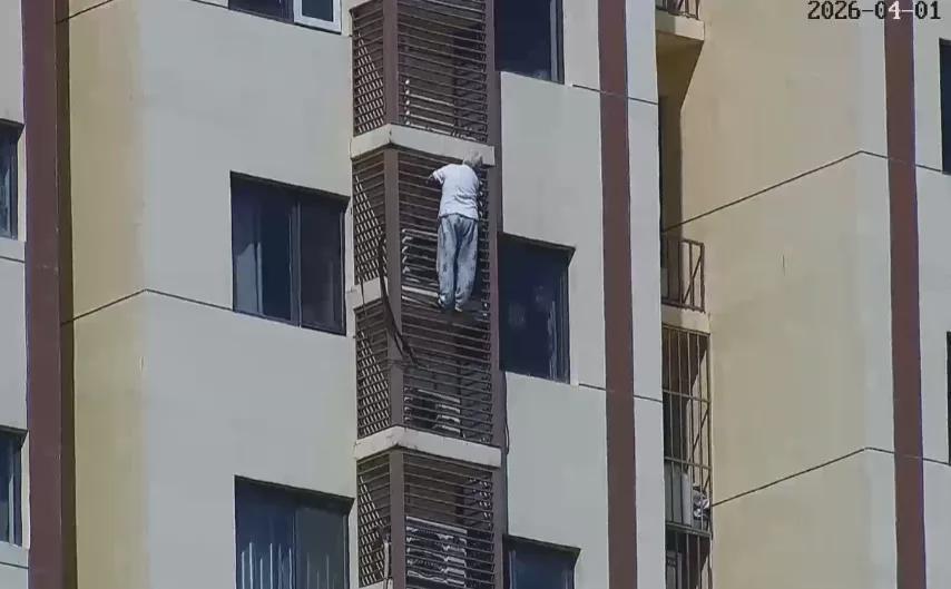  【技术复盘】89岁独居老人27层高空被困：消防高层救援战术全解析 新闻