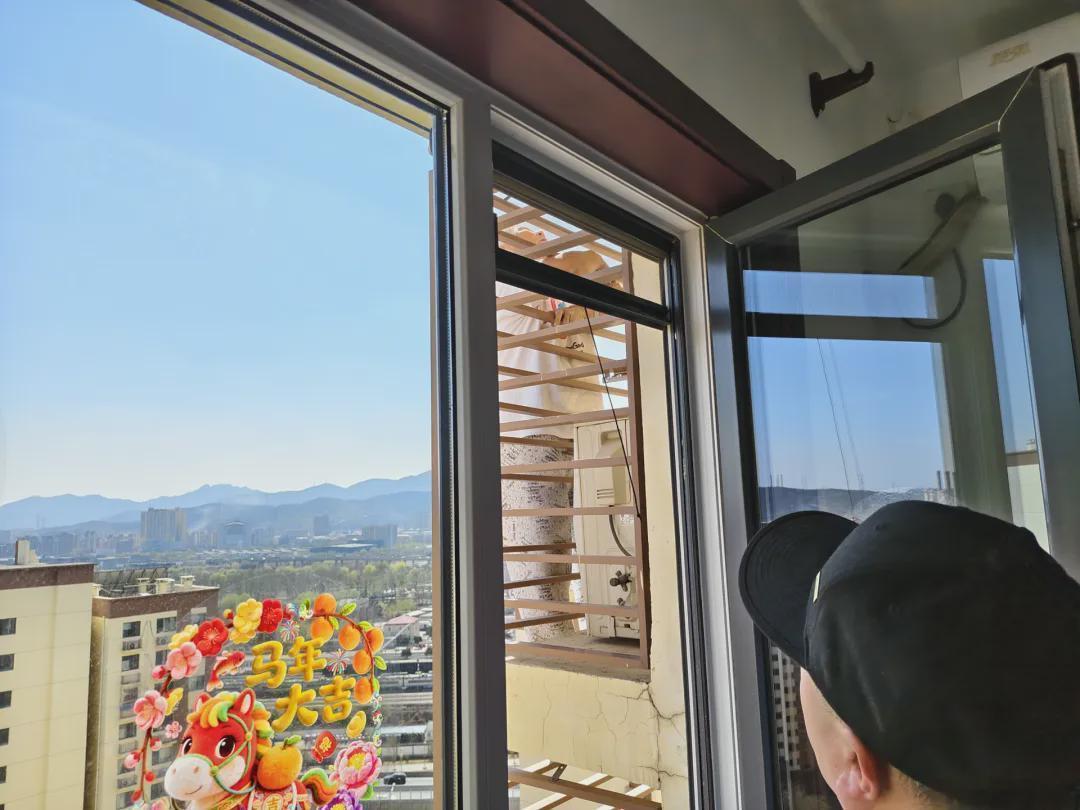  【技术复盘】89岁独居老人27层高空被困：消防高层救援战术全解析 新闻