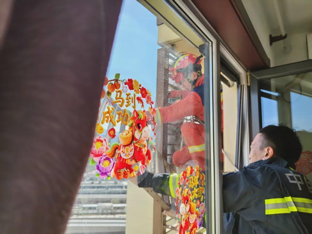  【技术复盘】89岁独居老人27层高空被困：消防高层救援战术全解析 新闻