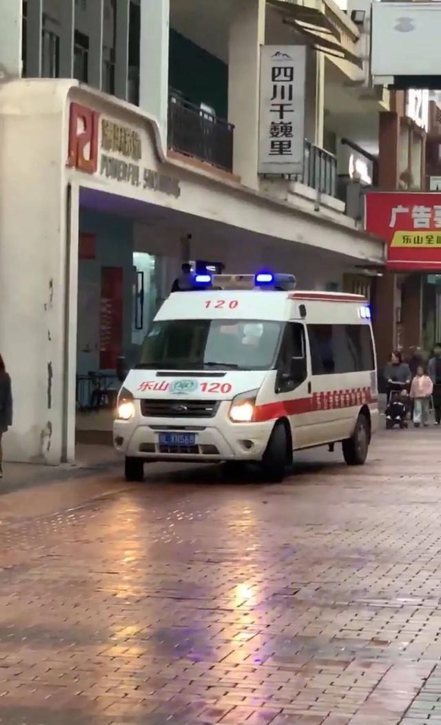  四川游泳馆溺亡事件深度复盘：救生员判断失误背后的安全机制缺失 新闻