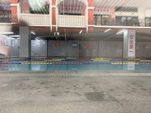  四川游泳馆溺亡事件深度复盘：救生员判断失误背后的安全机制缺失 新闻