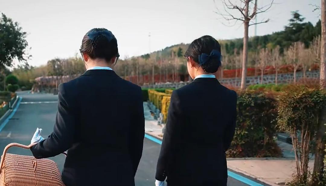  隔着屏幕的思念：一位海外华人母亲的托付与00后代祭师的感悟 情感心理
